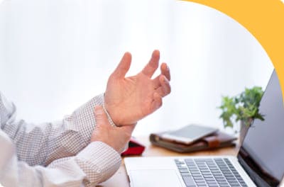 事故後、しばらくして痛みやしびれがある